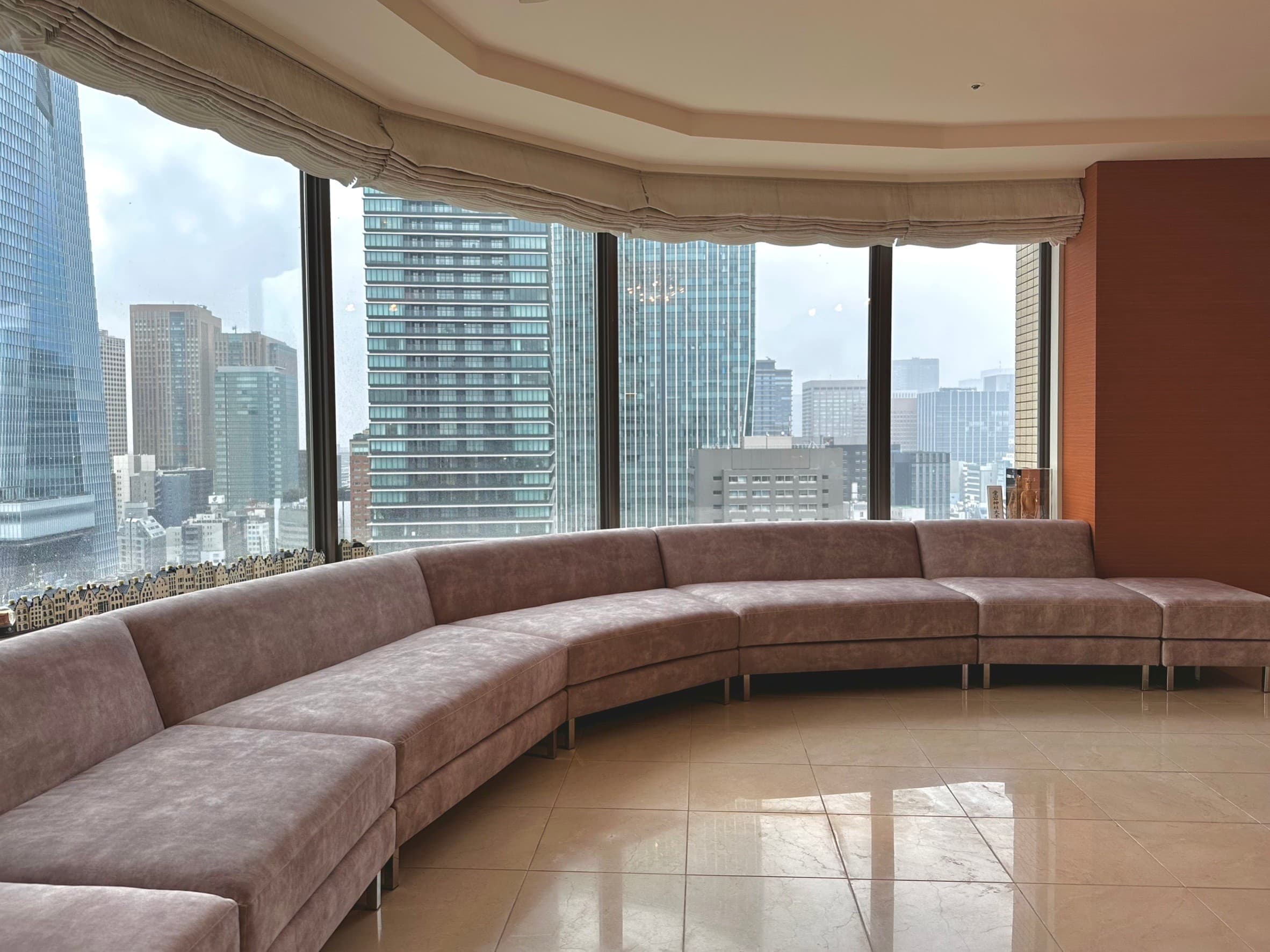 お客様と職人が打ち合わせしている様子